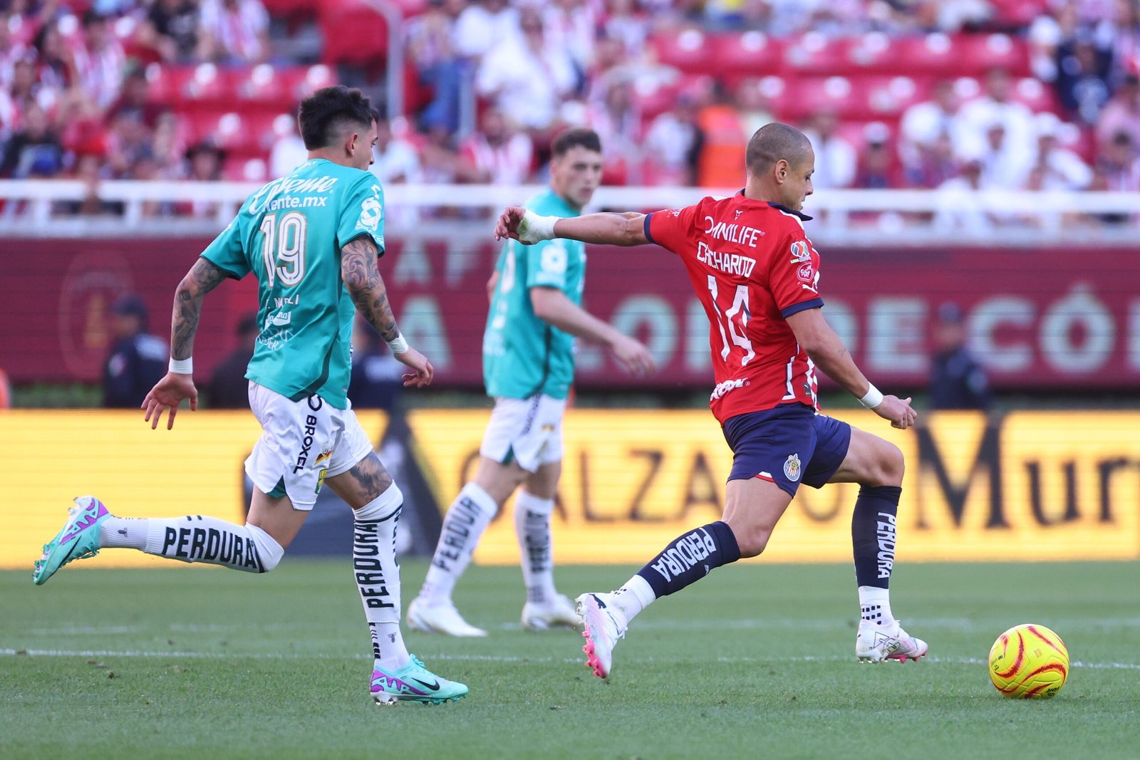 Lee más sobre el artículo Chivas cae con el León 2-1 y agrava su crisis