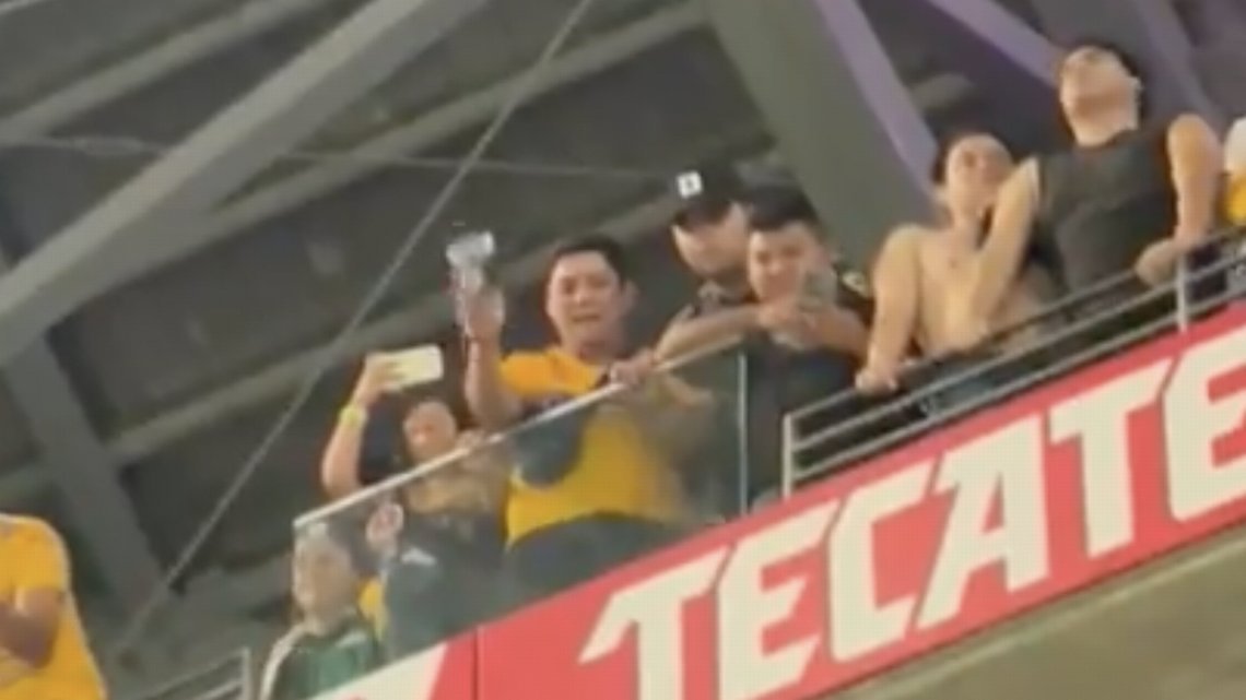 Veta LIGA MX a dos aficionados por incidentes en el Clásico Regio