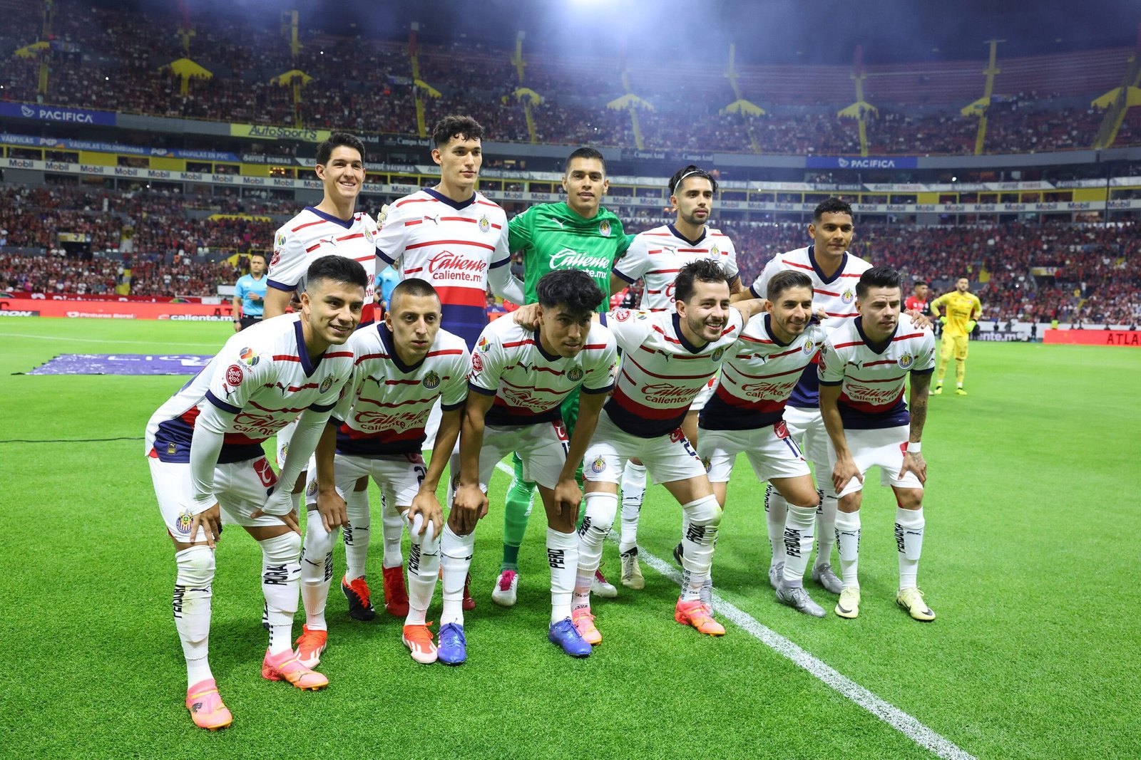 Lee más sobre el artículo Roberto Alvarado marca golazo (video) y las  Chivas vencen 1-0 al Atlas