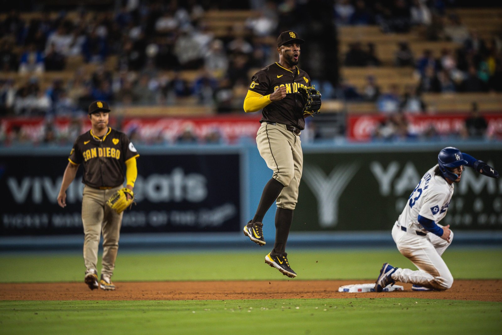 Los Padres vencen 6-3 a los Dodgers y les advierten que van por el título divisional