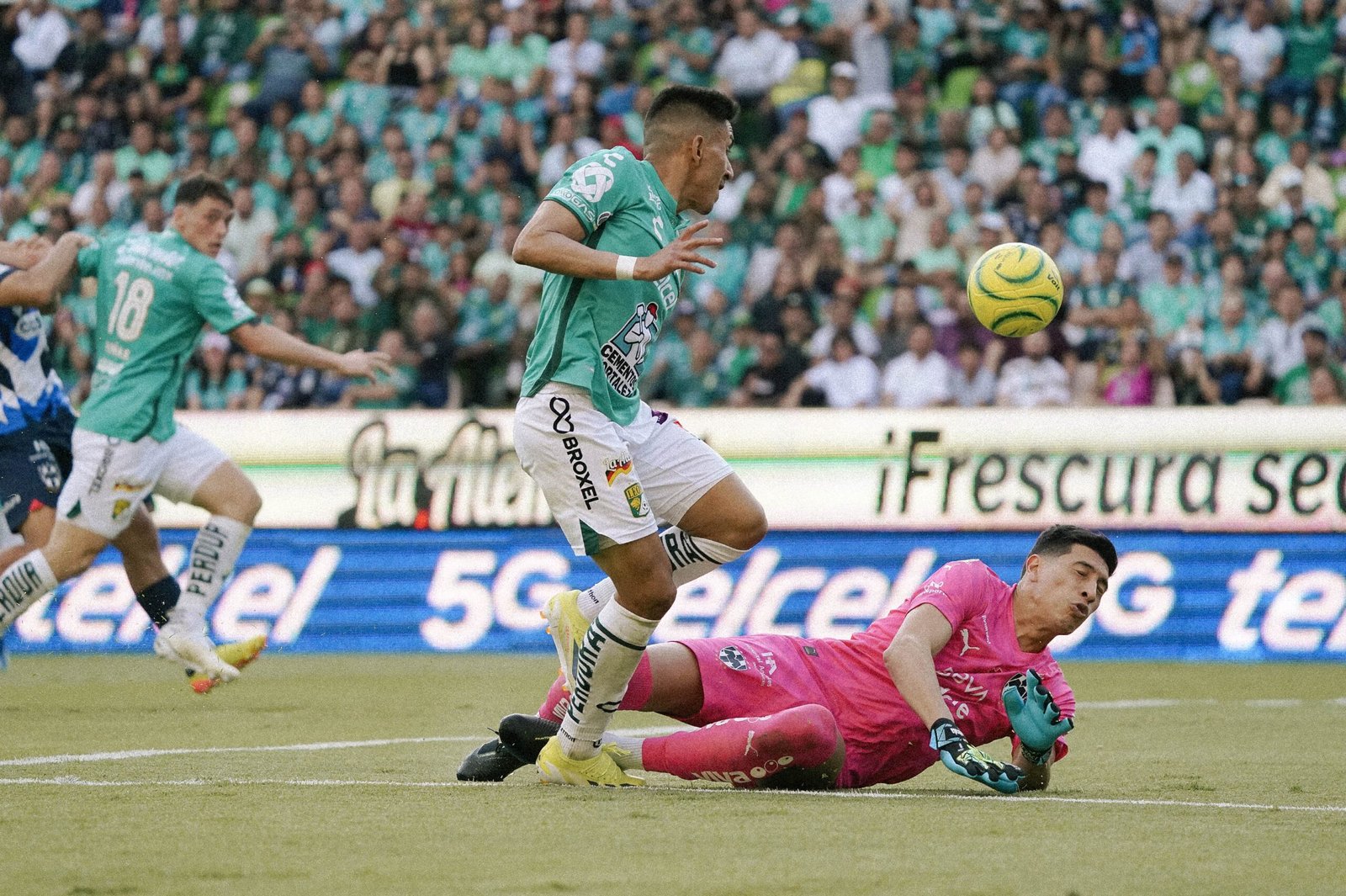 León vence 2-0 a Rayados y continúa con vida en la Liga Mx