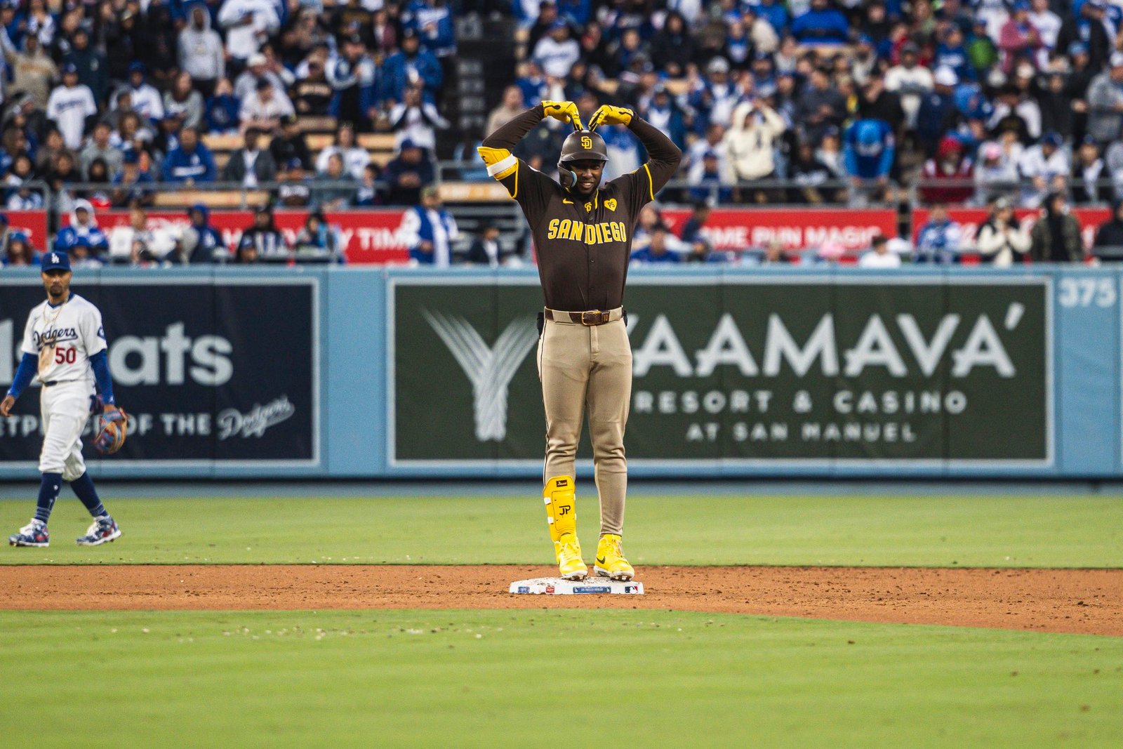 Padres continúa imparable, vence 7-3 a Brewers