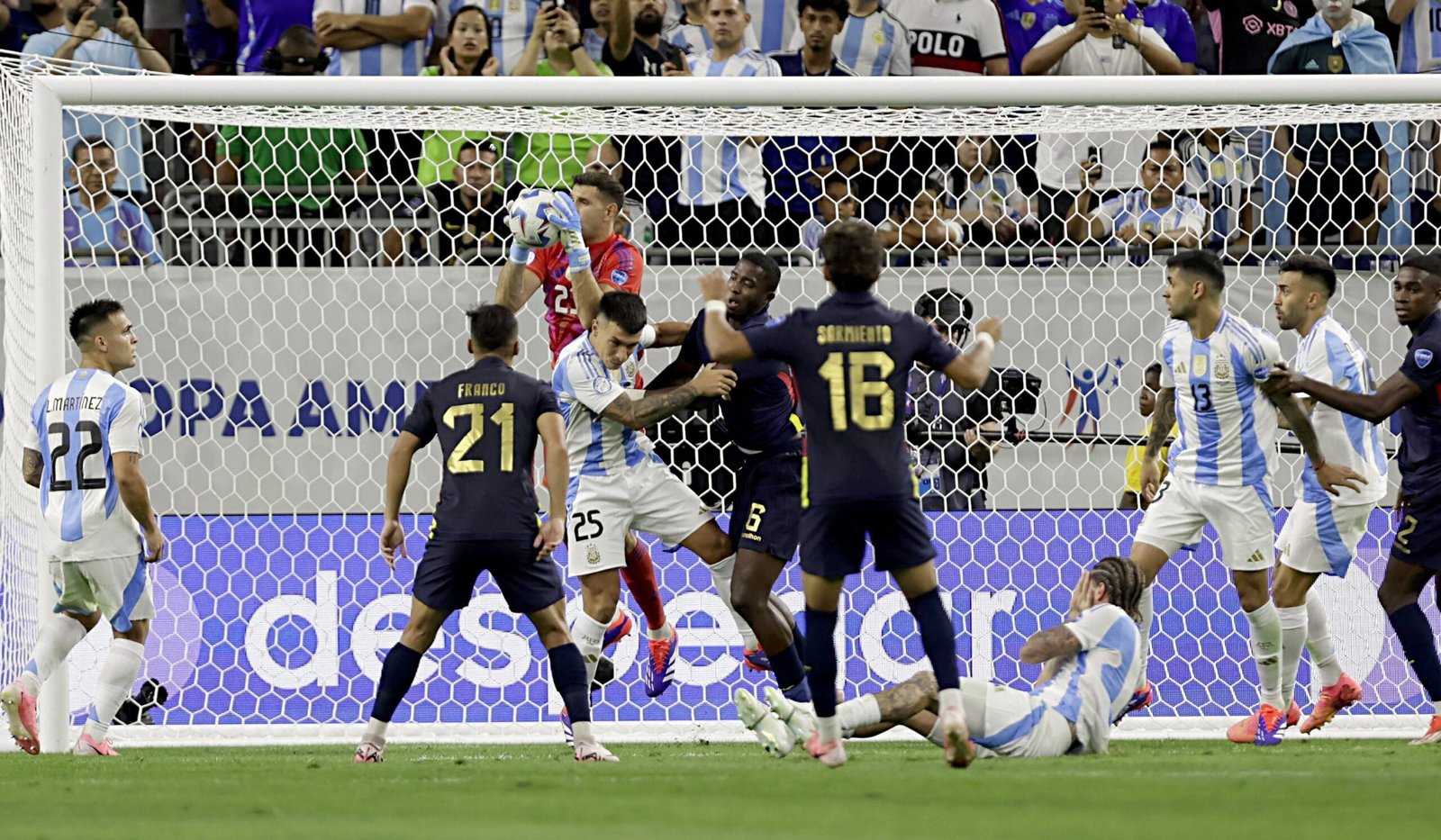 Lee más sobre el artículo Copa América: Dibu Martínez mete a Argentina a las semifinales