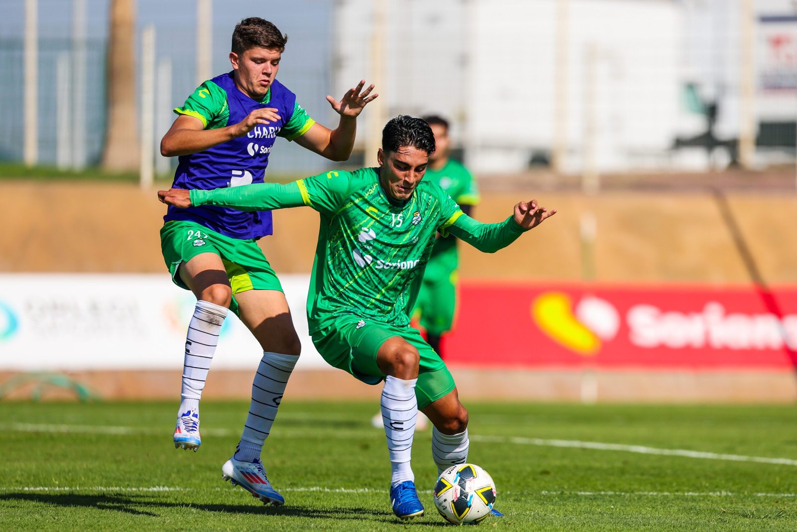 Santiago Naveda futbolista de Santos Laguna en acción.