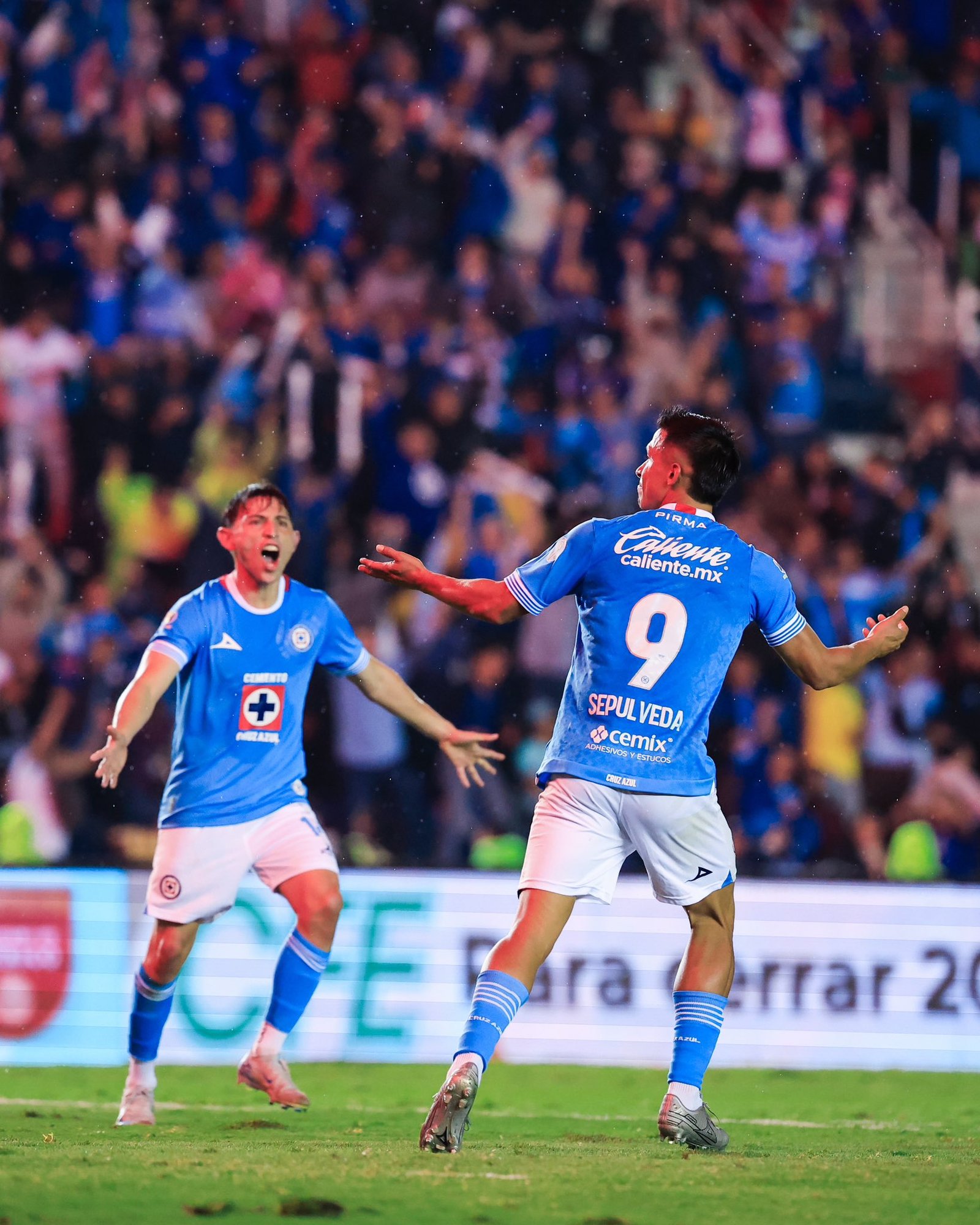 Cruz Azul golea 4-1 al América en la Liga MX