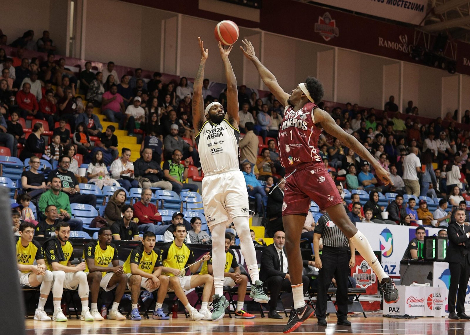 Lee más sobre el artículo LNBP: Espectacular triunfo de los Mineros sobre el líder Fuerza Regia