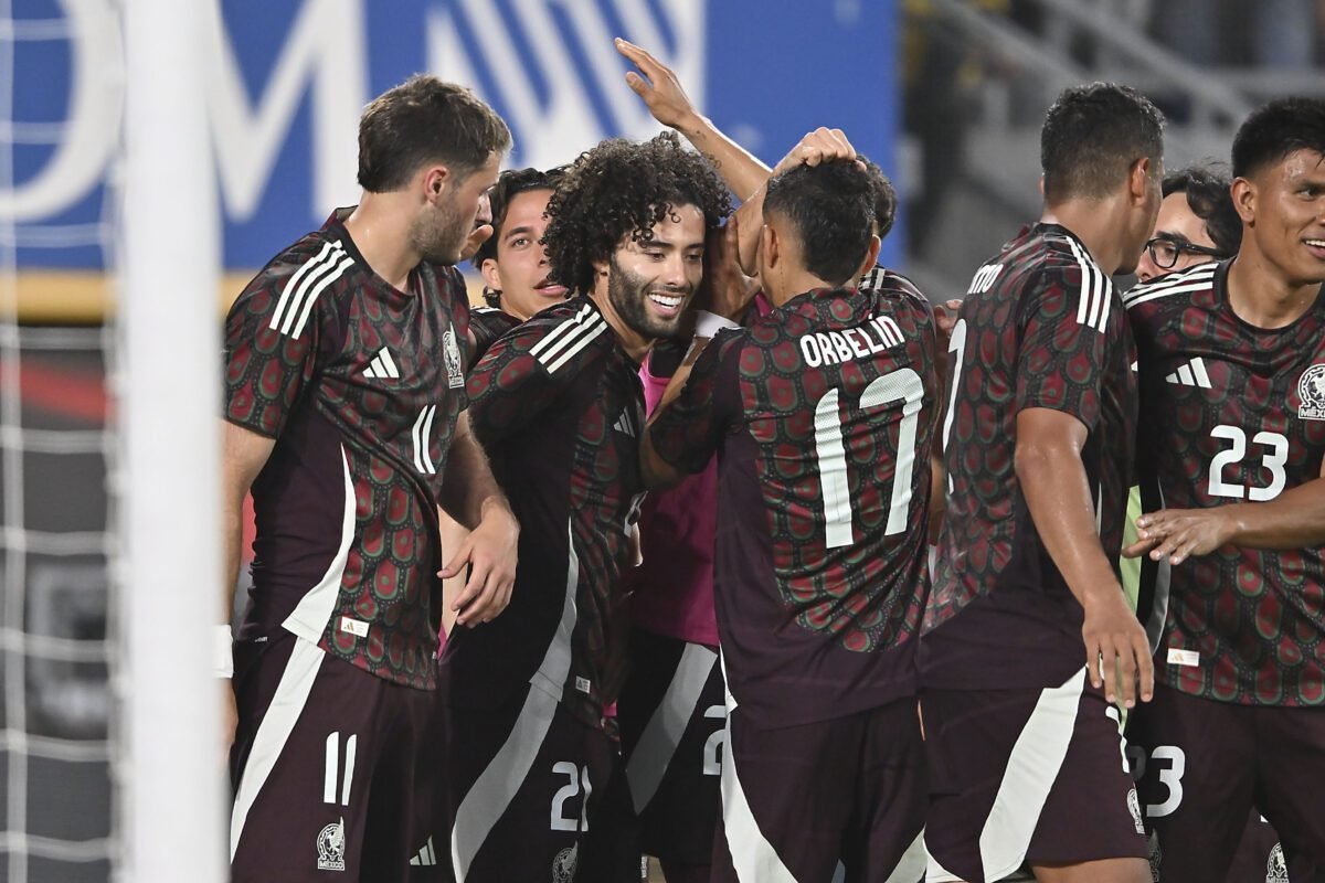 César "Chino" Huerta marcó el 2-0 para la Selección Mexicana. 