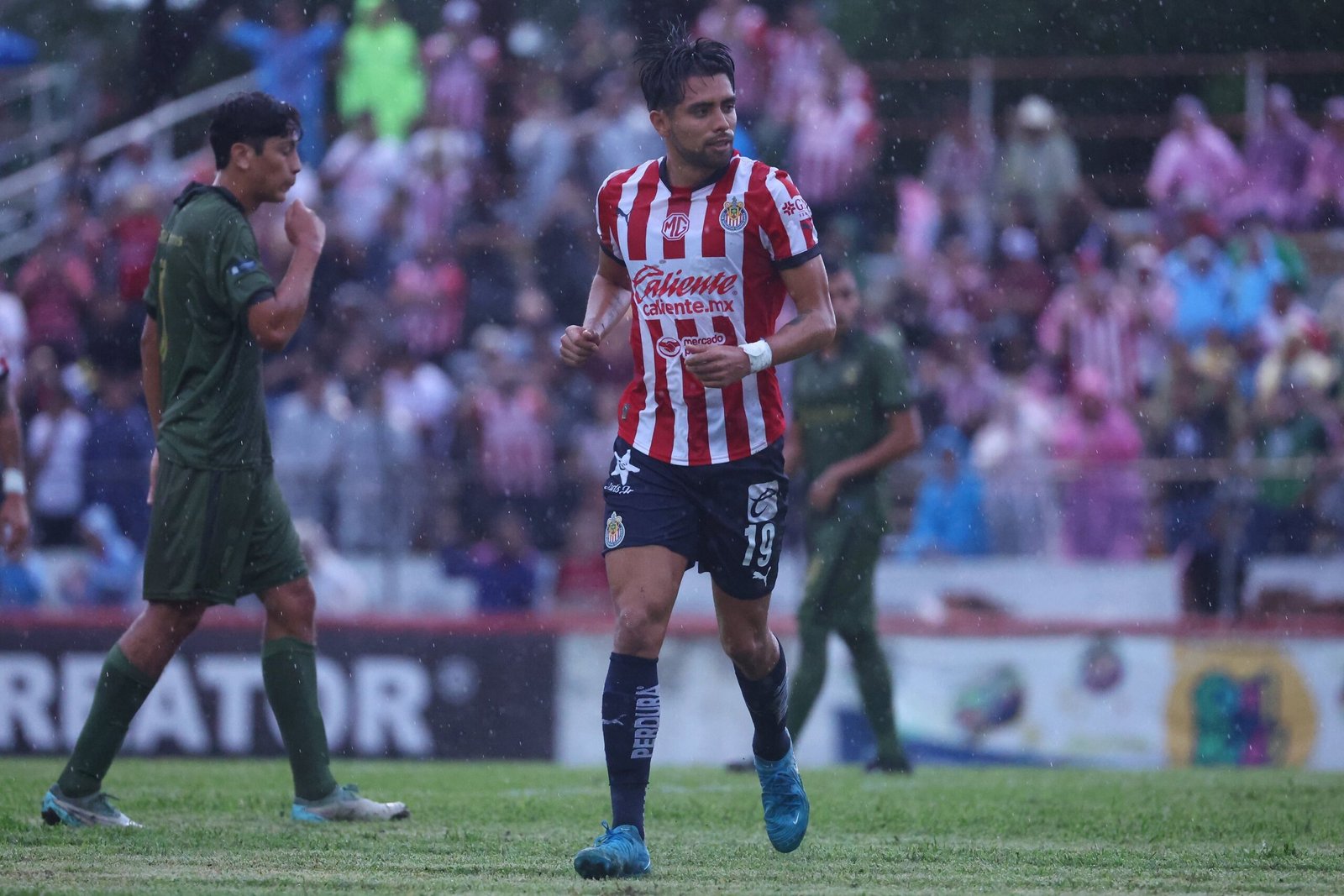 Ricardo Marín marcó dos goles para Chivas.