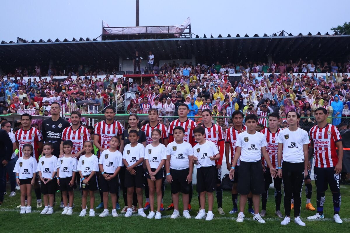 El partido Chivas vs Colima se jugó pese a la tormenta eléctrica.  