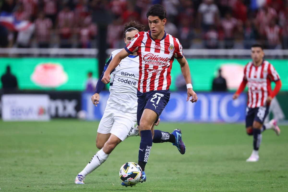 Chivas y Rayados igualaron 1-1. Tecatito Corona marcó el gol de la igualada. 