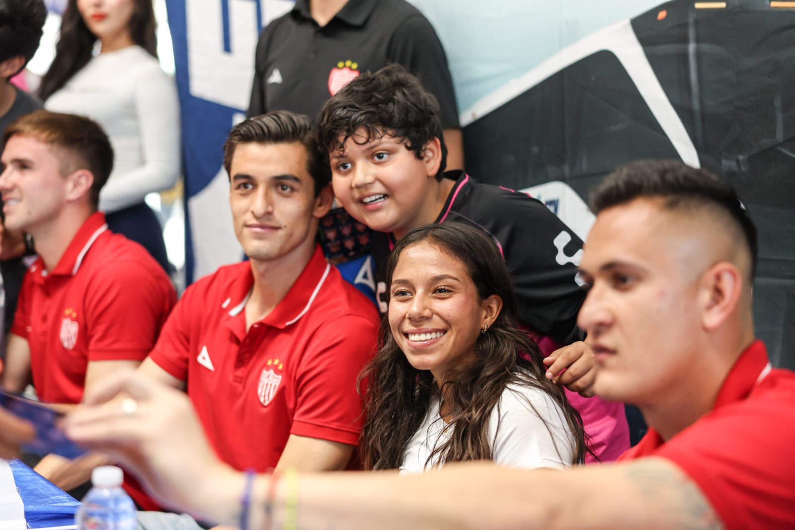 Club Necaxa convive con su afición en evento especial de firma de autógrafos