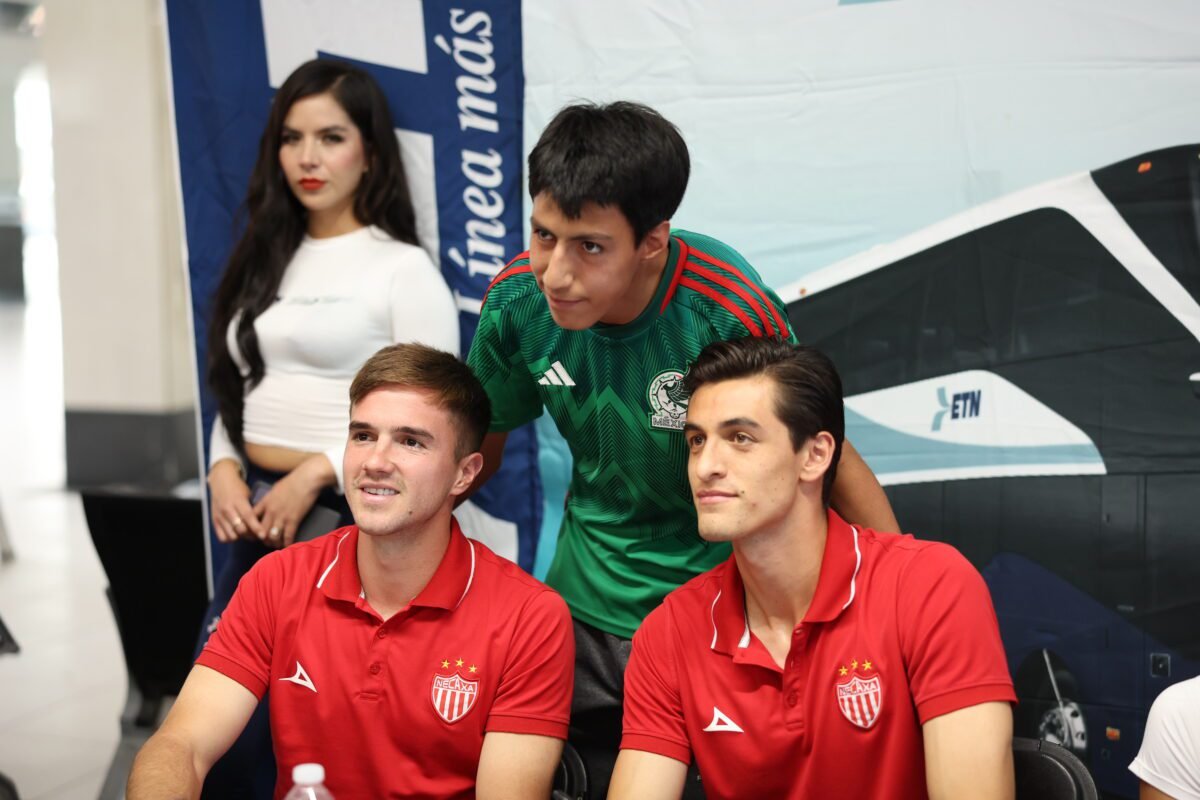 Club Necaxa firma de autógrafos 