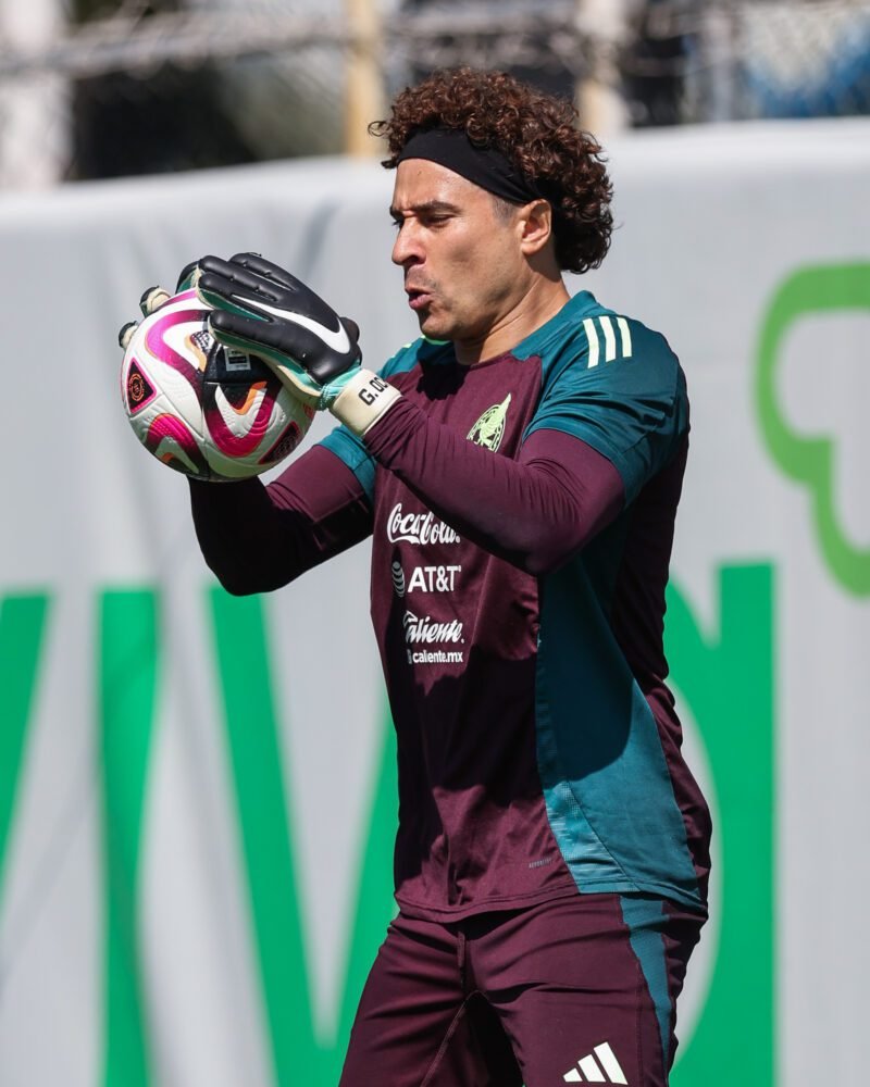 GUILLERMO OCHOA, portero de la Selección Mexicana. 