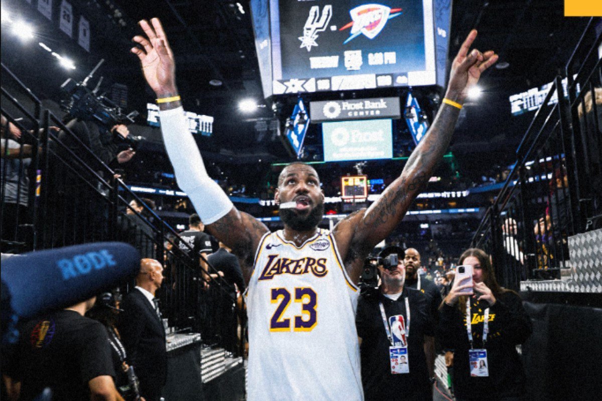 LeBron James celebra el triunfo de los Lakers sobre los Spurs. 