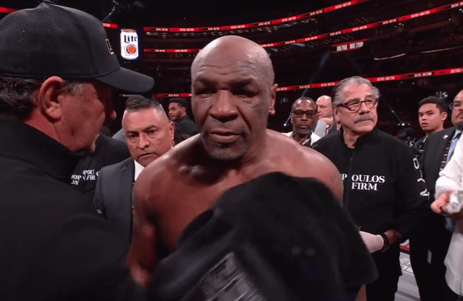 Mike Tyson decepcionó en su pelea de regreso al boxeo. 