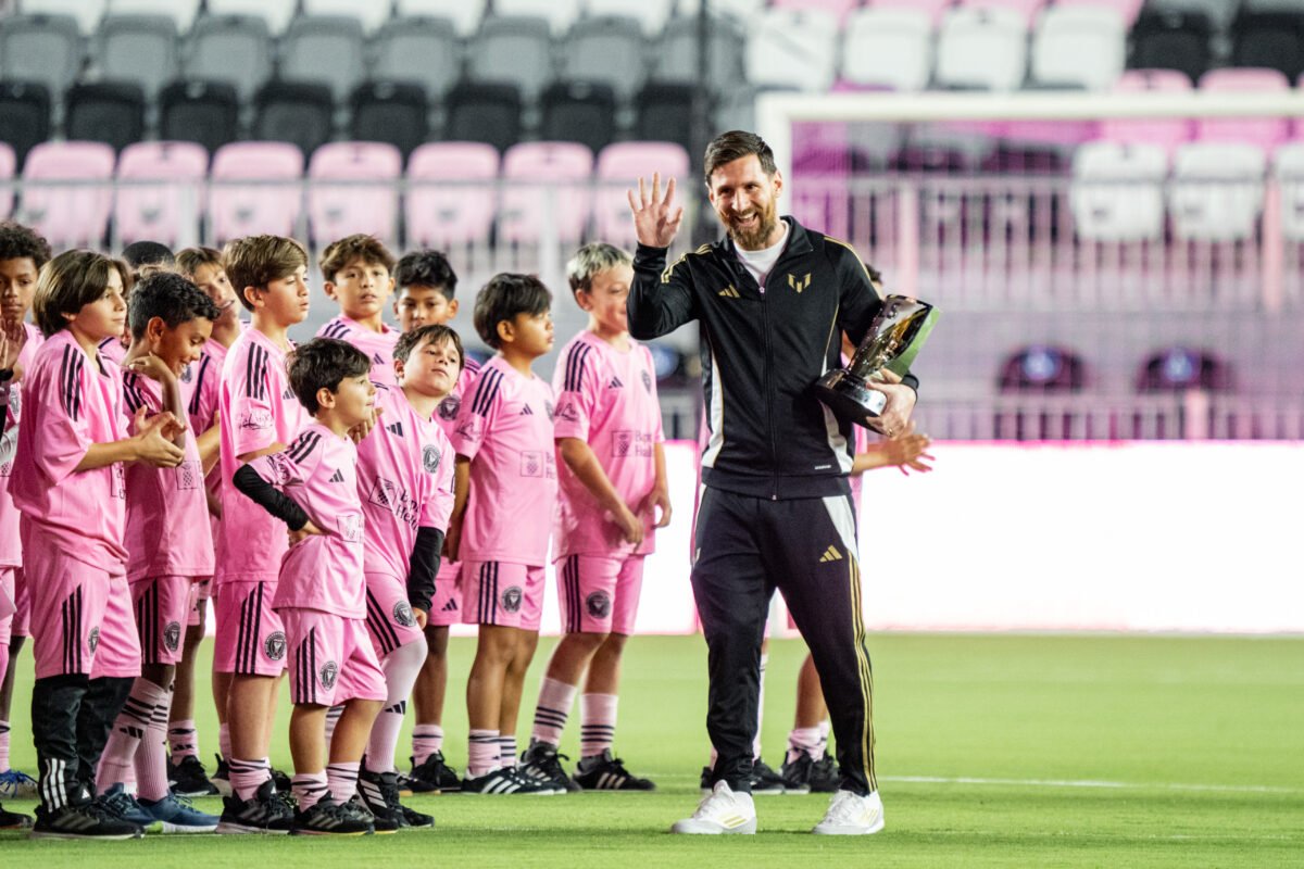 Messi con los niños de la academia del Inter Miami.