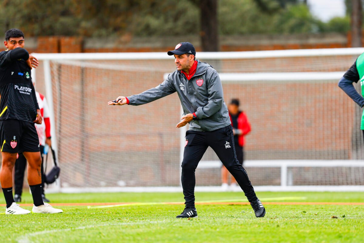 Nicolás Larcamón director técnico del Necaxa.