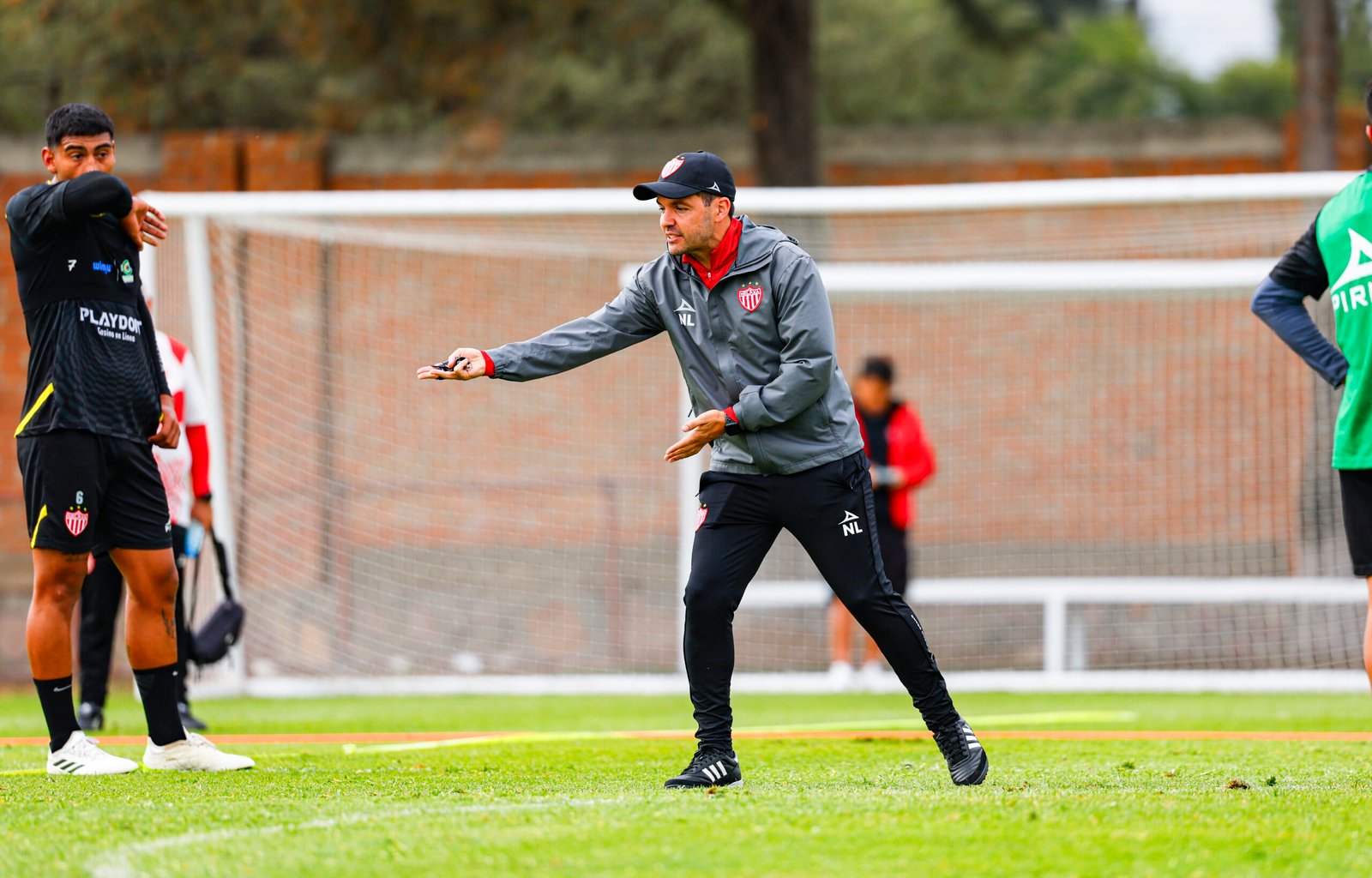 Nicolás Larcamón director técnico del Necaxa.