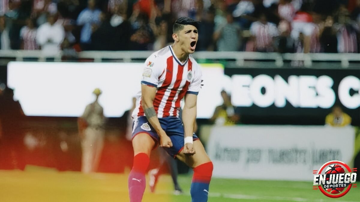 Alan Pulido, delantero de las Chivas. 