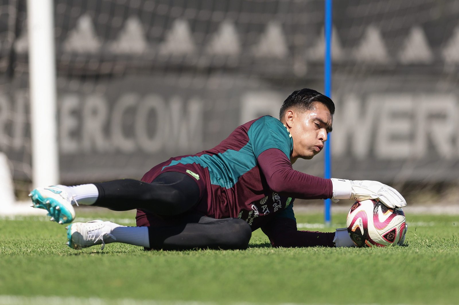 Tala Rangel, portero de la Selección Mexicana.