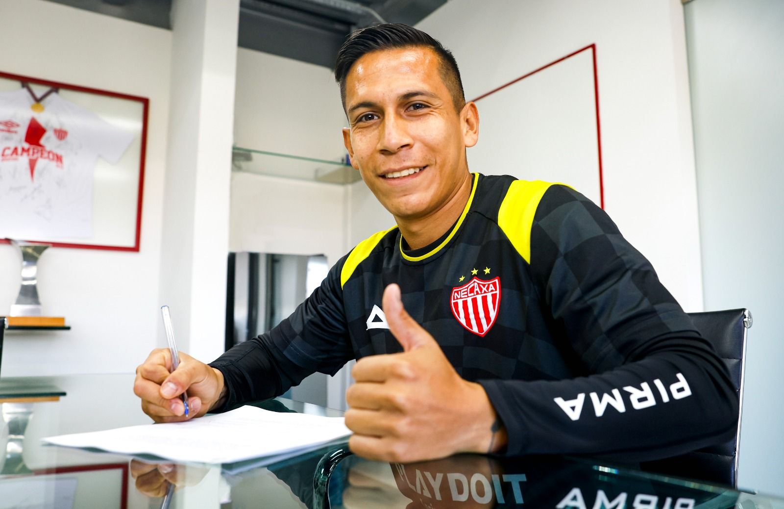 Iván Rodríguez firma su contrato con Necaxa.