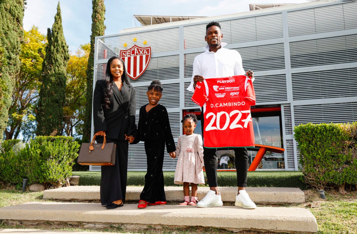 Diber Cambindo junto a su familia tras firmar con el Necaxa. 