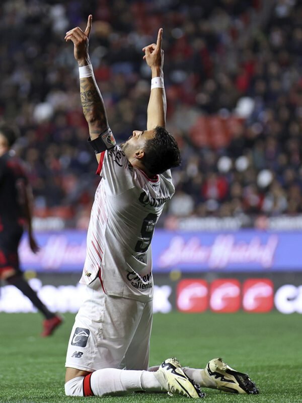 Alexis Vega fue la figura de los Diablos Rojos del Toluca con dos goles. 