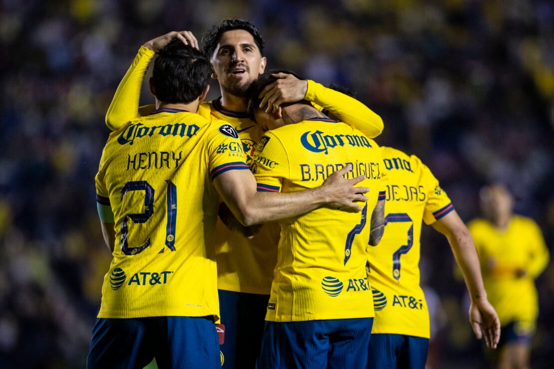 América celebra la goleada sobre Chivas.